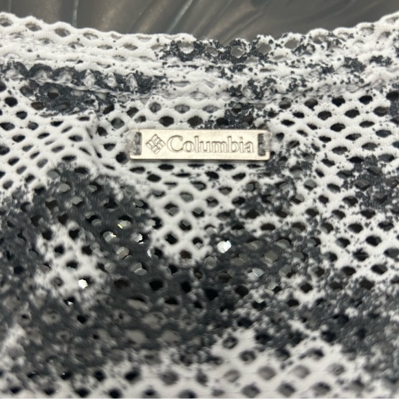 Columbia women’s Black and Gray Patterned mesh shirt - Picture 4 of 7